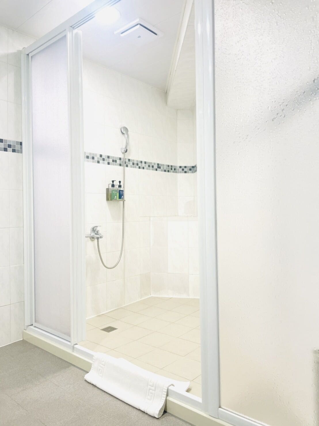 triple room | bathroom | free toiletries, hair dryer, slippers, bidet