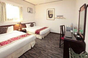 Family Room | Desk, free WiFi, bed sheets - Cambridge Confucius Inn (Tainan)