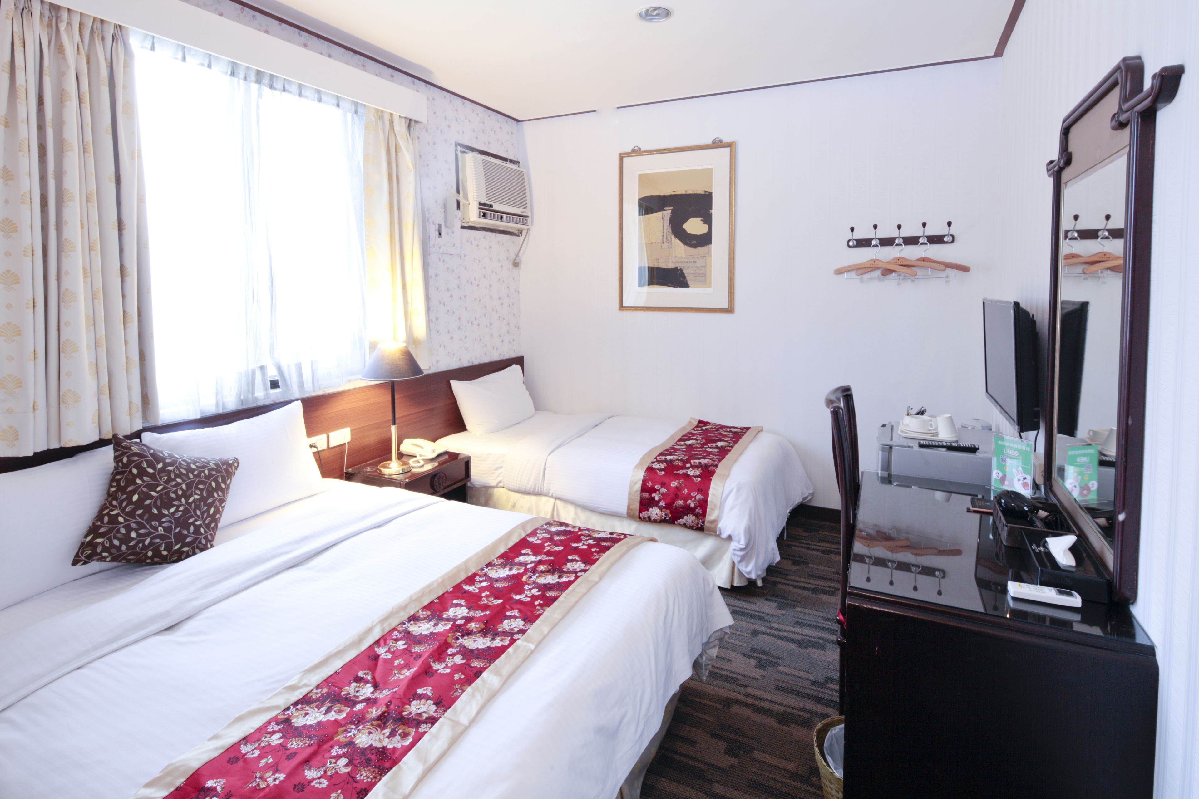 deluxe triple room | desk, free wifi, bed sheets