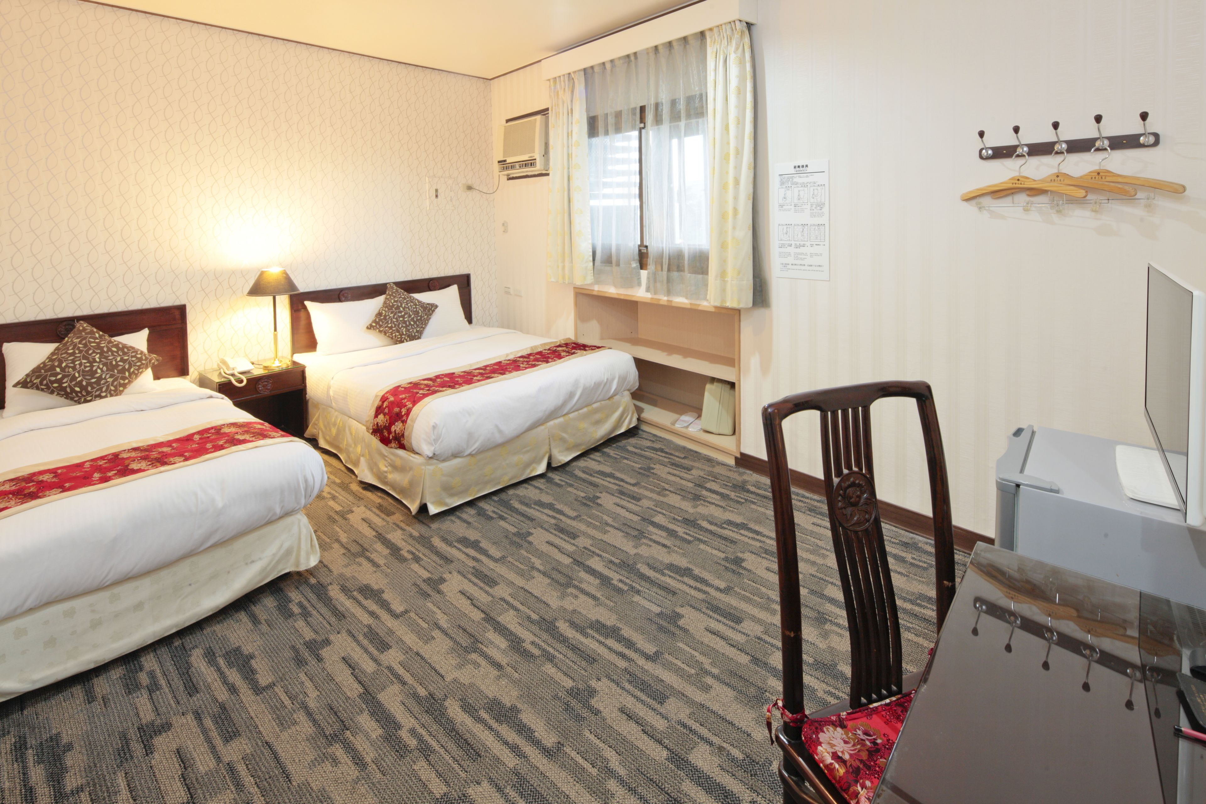 deluxe triple room | desk, free wifi, bed sheets