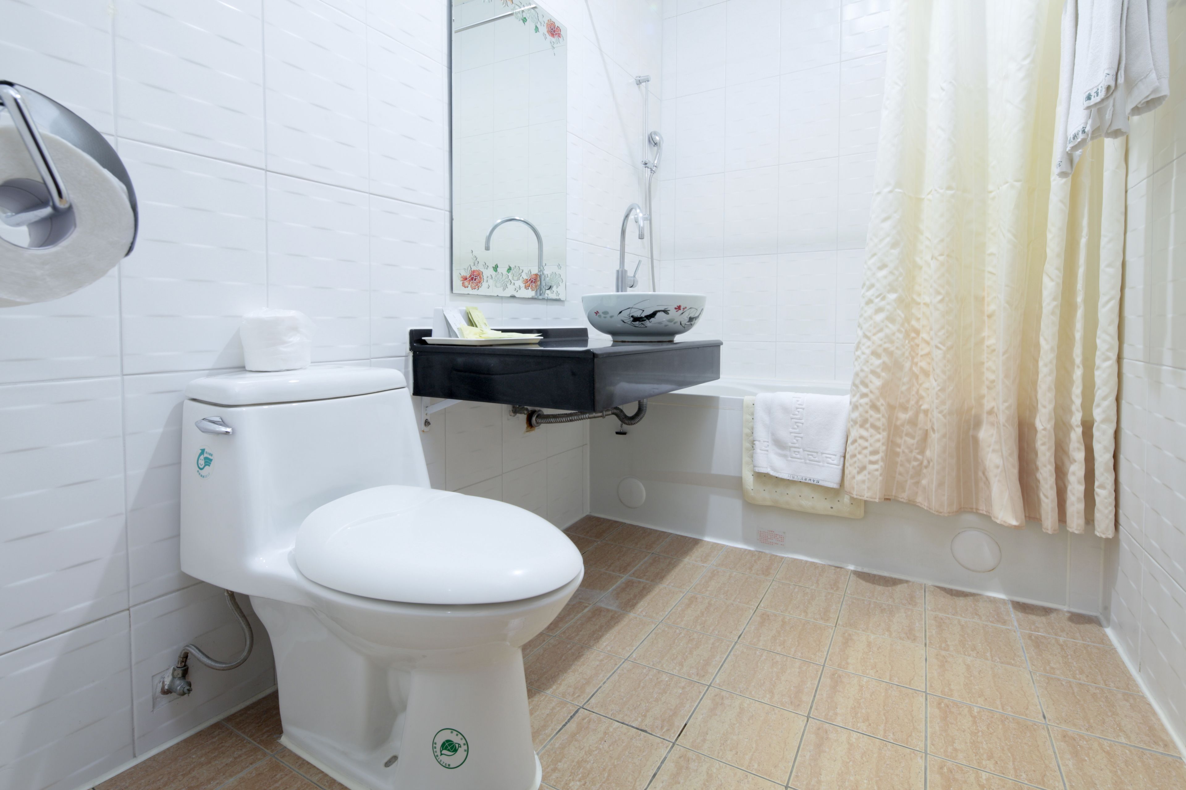 combined shower/bathtub, deep-soaking bathtub, free toiletries