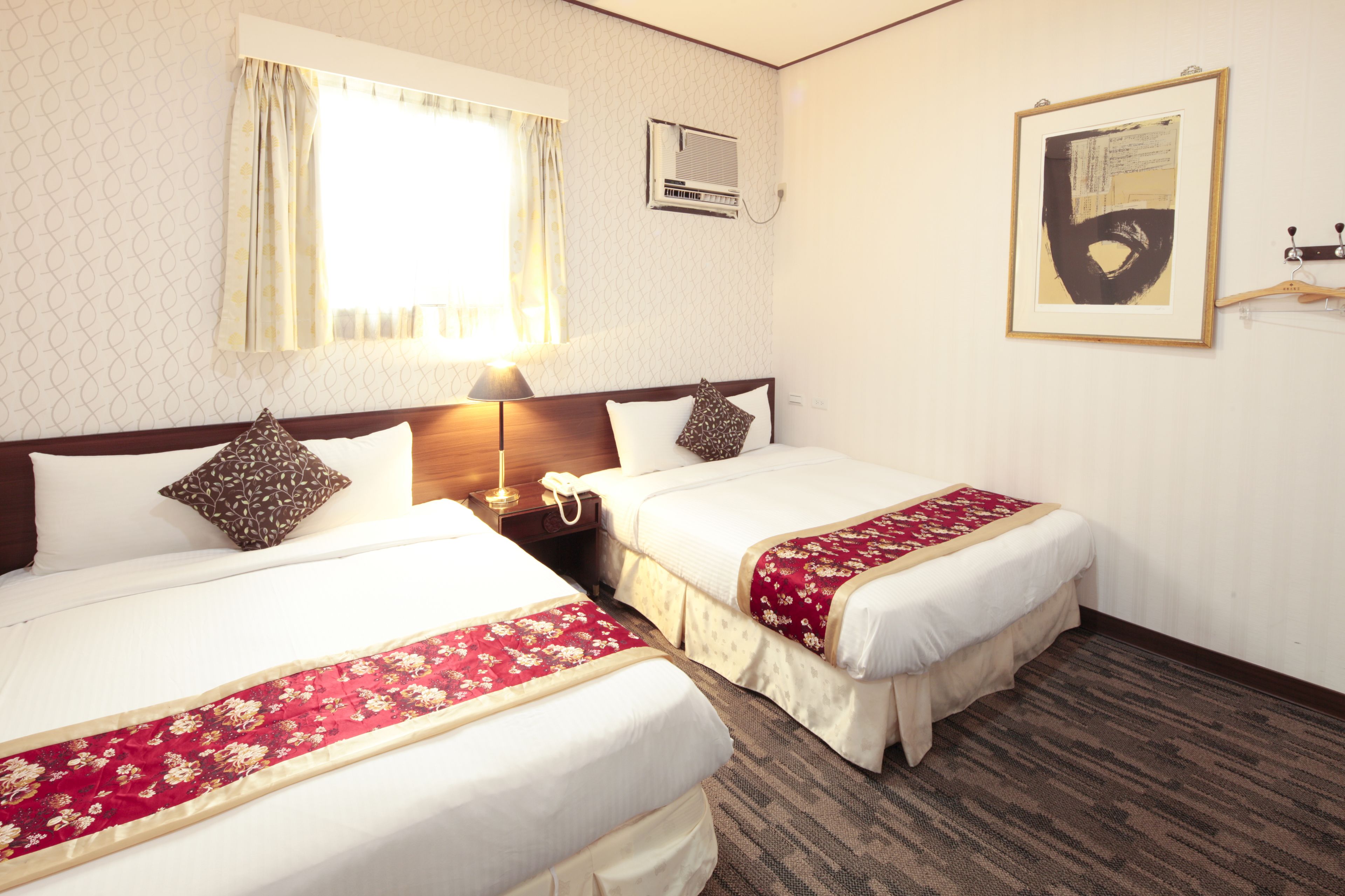 family room | desk, free wifi, bed sheets