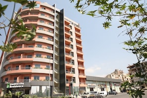 Vista frontal de la propiedad