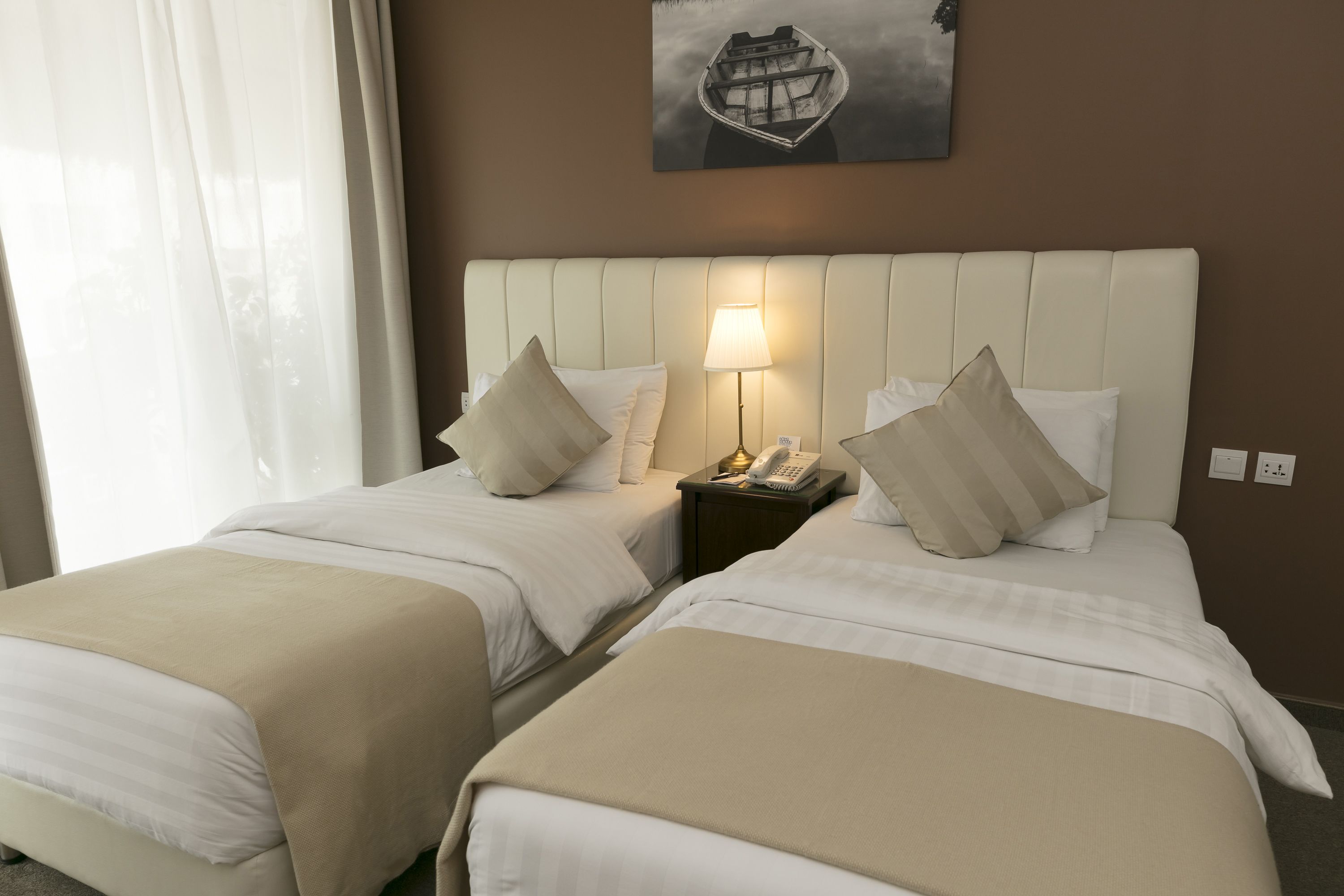 deluxe double or twin room, 1 bedroom, private bathroom | minibar, in-room safe, desk, free cots/infant beds