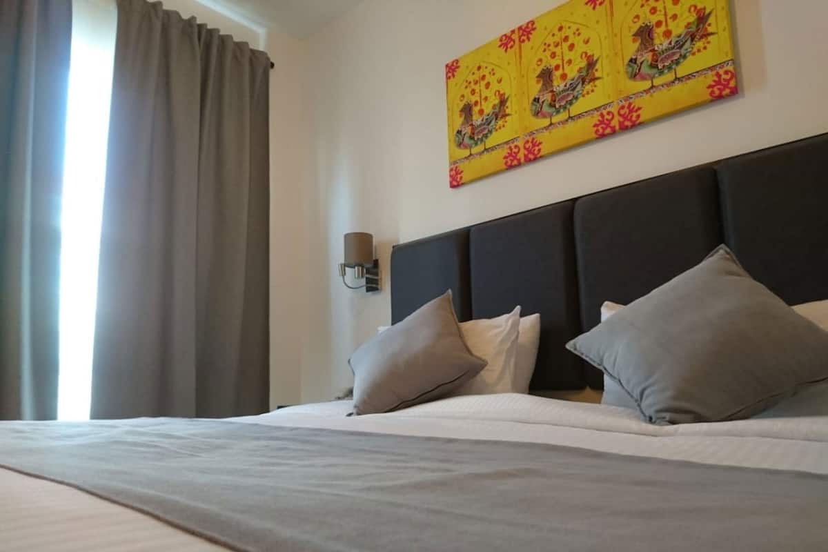 Minibaari, tallelokero huoneessa, työpöytä, ilmaiset vauvansängyt