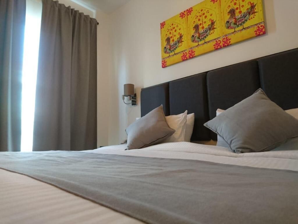 Frigobar, cofres nos quartos, escrivaninha, berços grátis