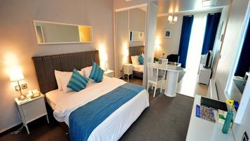Deluxe Double or Twin Room, 1 Bedroom, Private Bathroom | City view