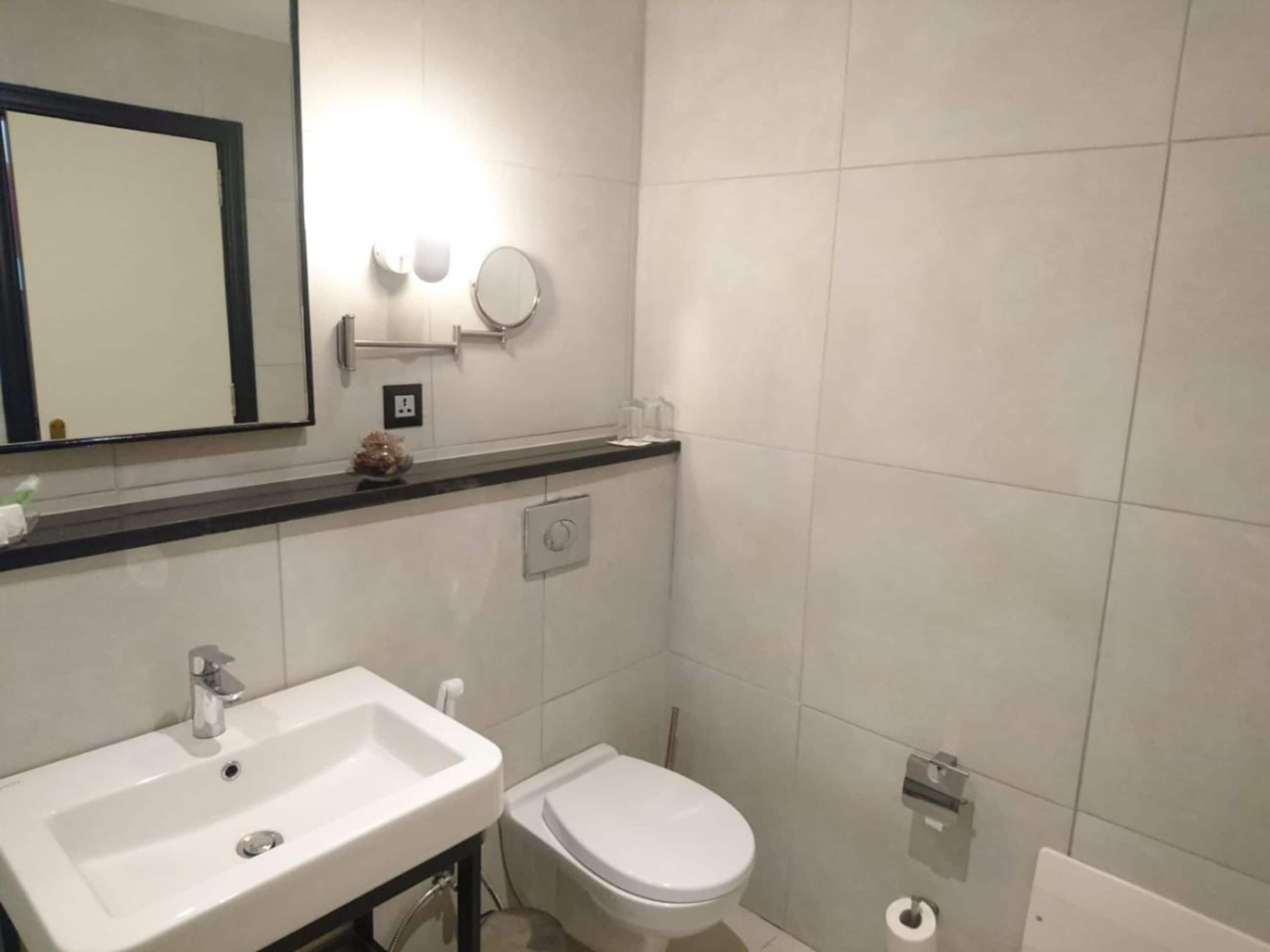 executive suite, city view | bathroom | deep-soaking bathtub, free toiletries, hair dryer, slippers