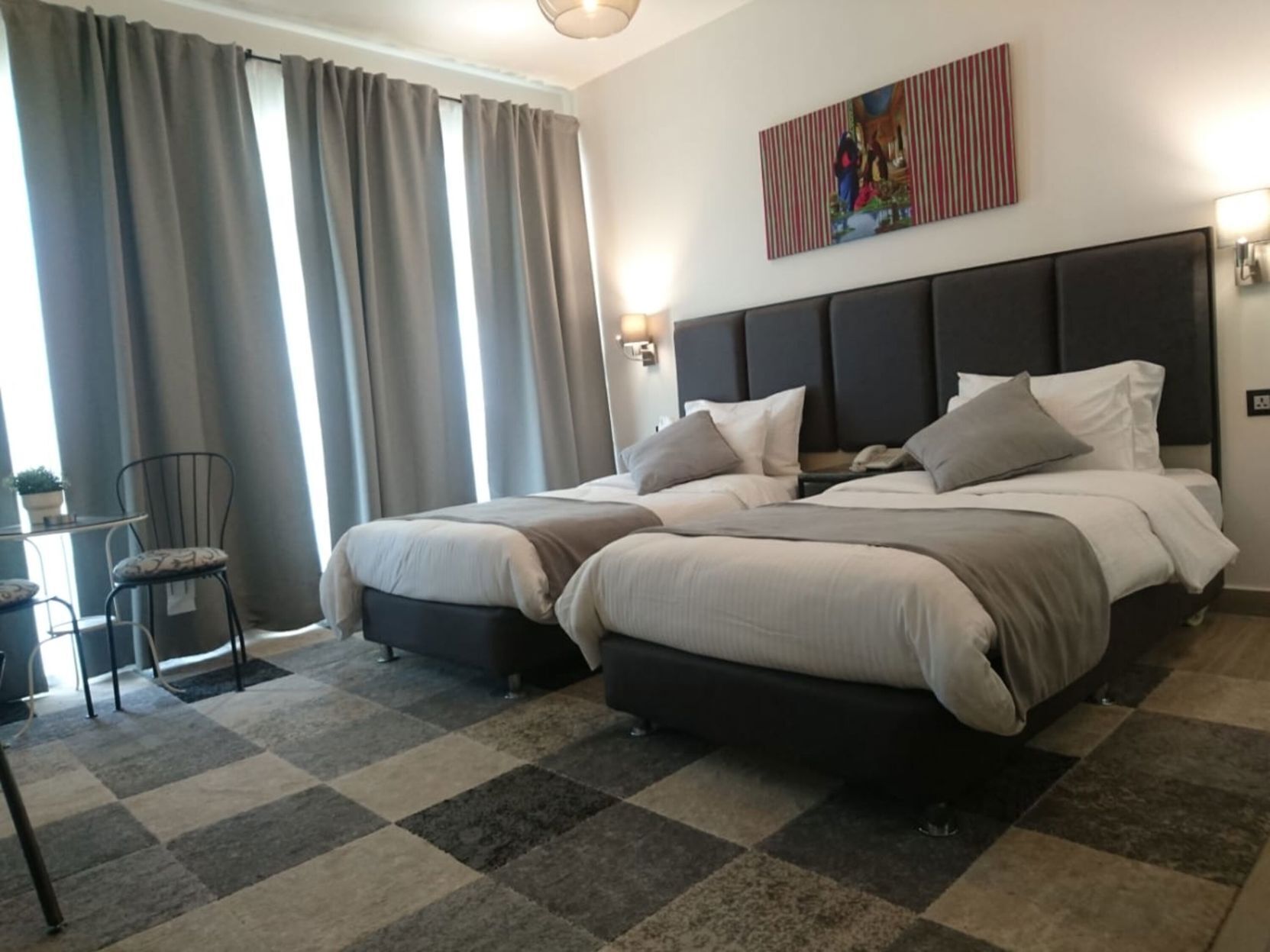 Frigobar, cofres nos quartos, escrivaninha, berços grátis