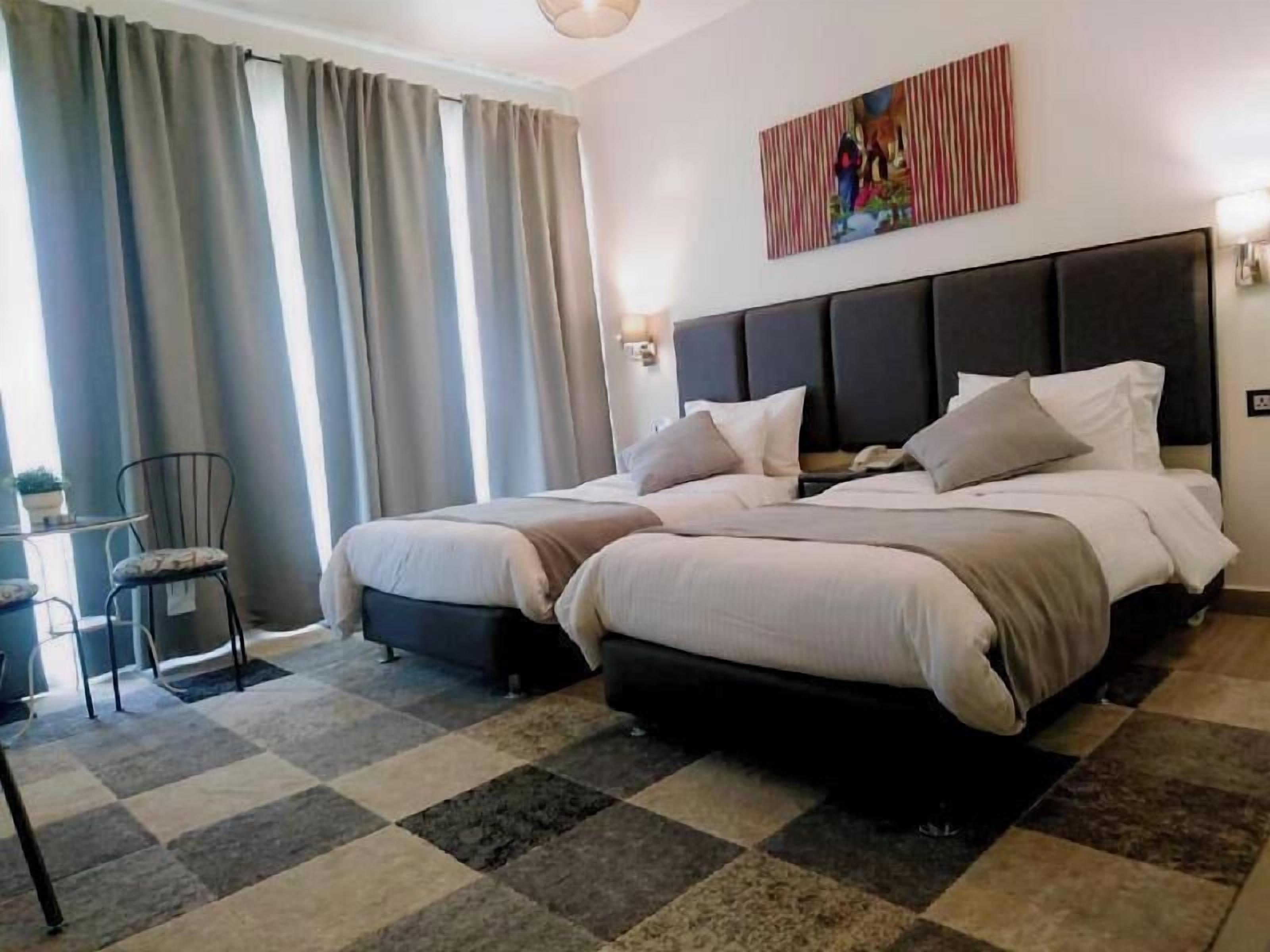 Frigobar, cofres nos quartos, escrivaninha, berços grátis