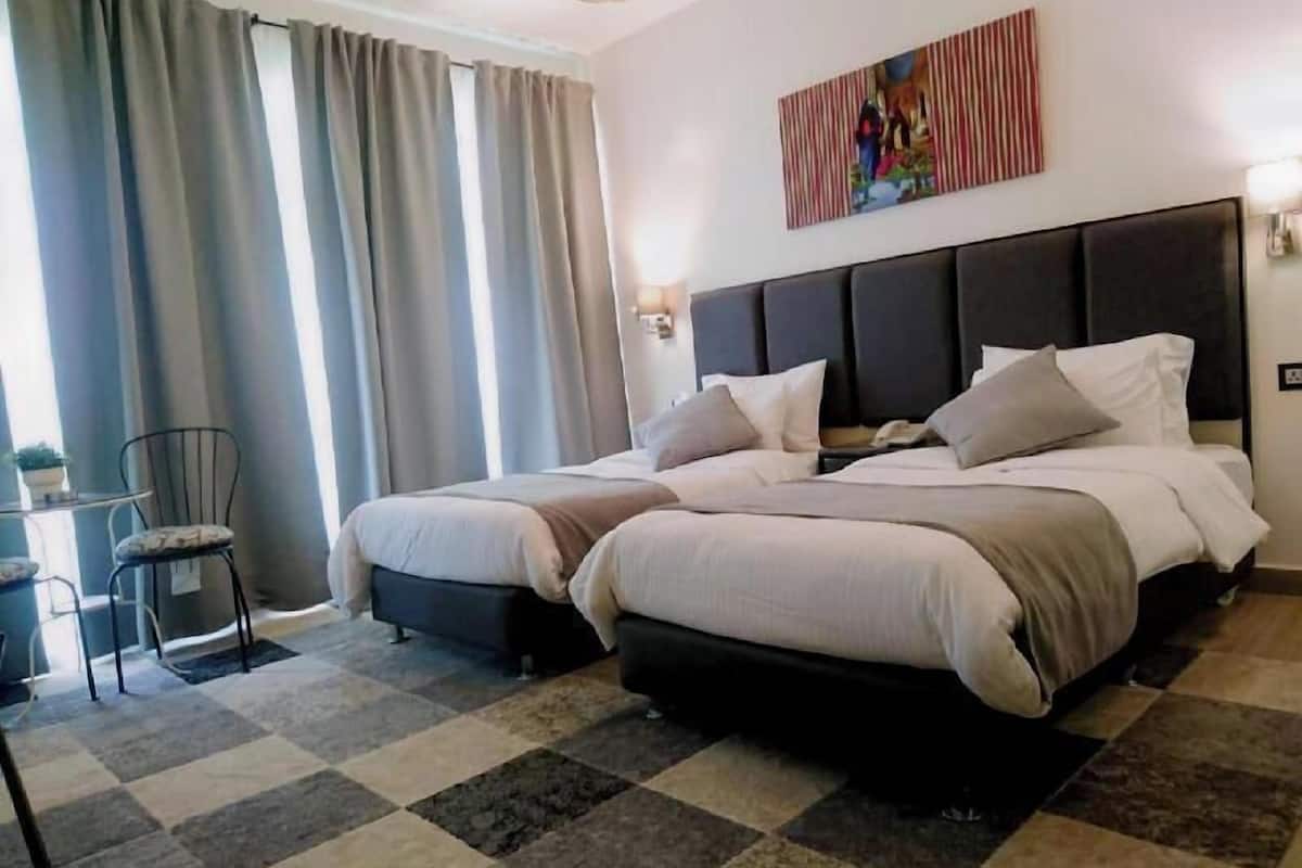 Minibaari, tallelokero huoneessa, työpöytä, ilmaiset vauvansängyt