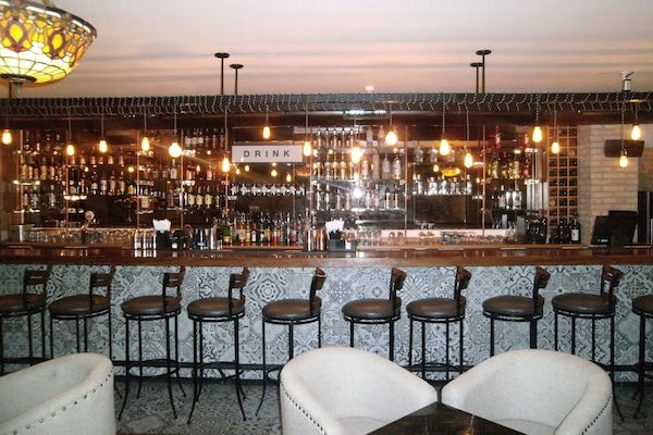 3 bars/lounges