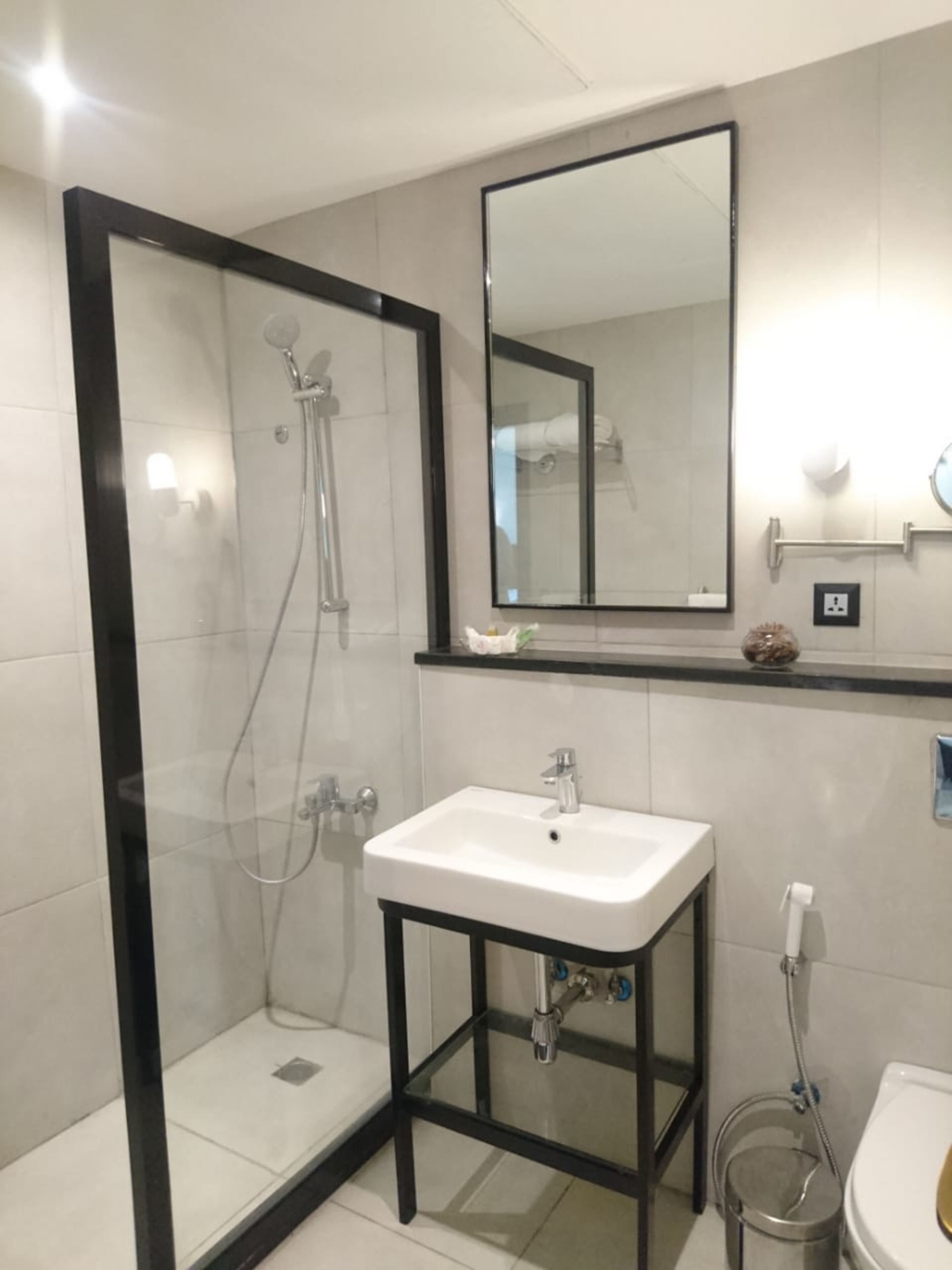 superior double or twin room, city view | bathroom | deep-soaking bathtub, free toiletries, hair dryer, slippers