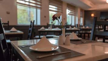 Se ofrece un desayuno bufé (5 JOD por persona)