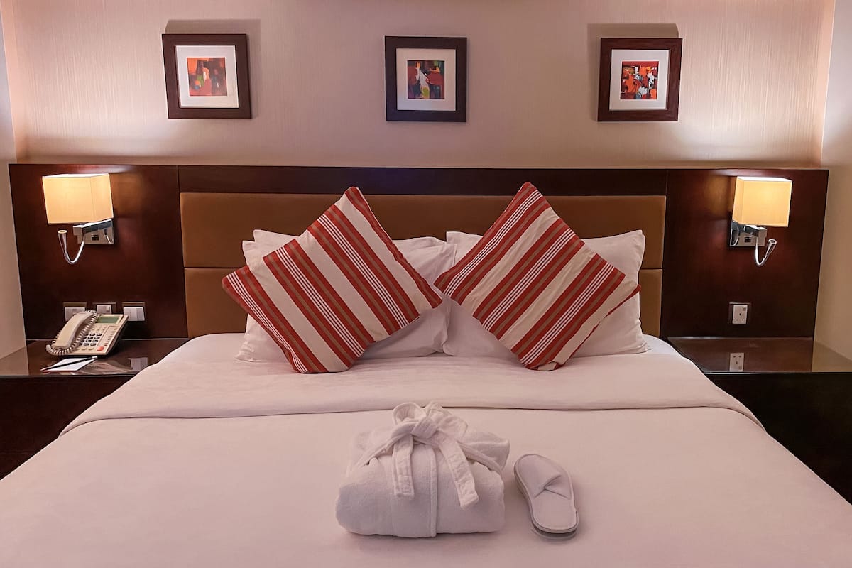 ميني بار وخزنة داخل الغرفة ومكتب وتجهيزات عازلة للصوت