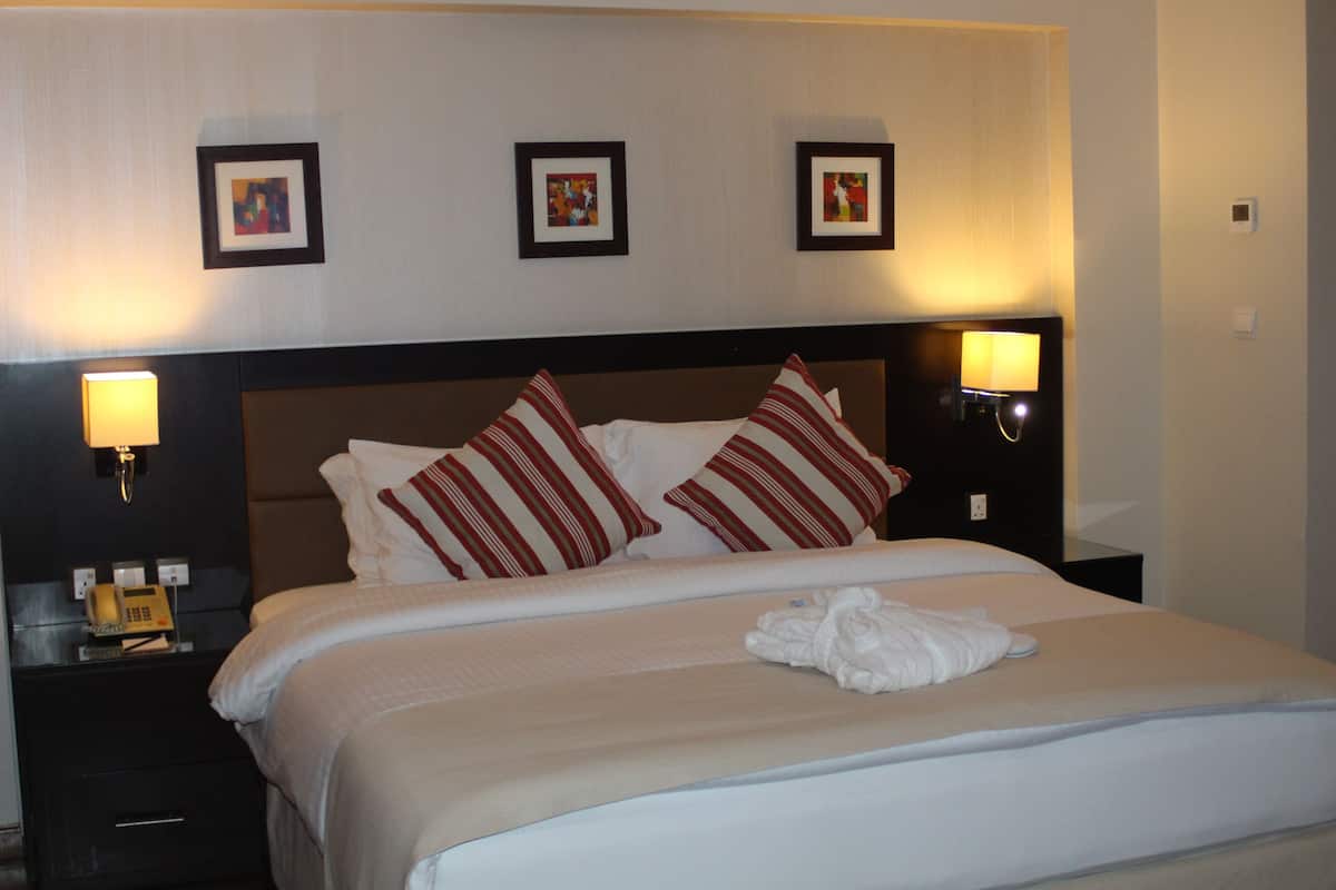 ميني بار وخزنة داخل الغرفة ومكتب وتجهيزات عازلة للصوت