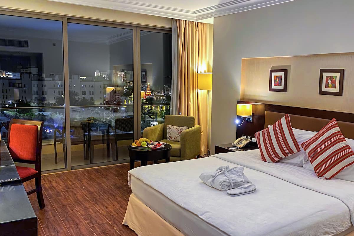 ميني بار وخزنة داخل الغرفة ومكتب وتجهيزات عازلة للصوت