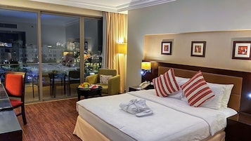 Business Suite, 1 King Bed, Pool View | Minibar, in-room safe, desk, soundproofing