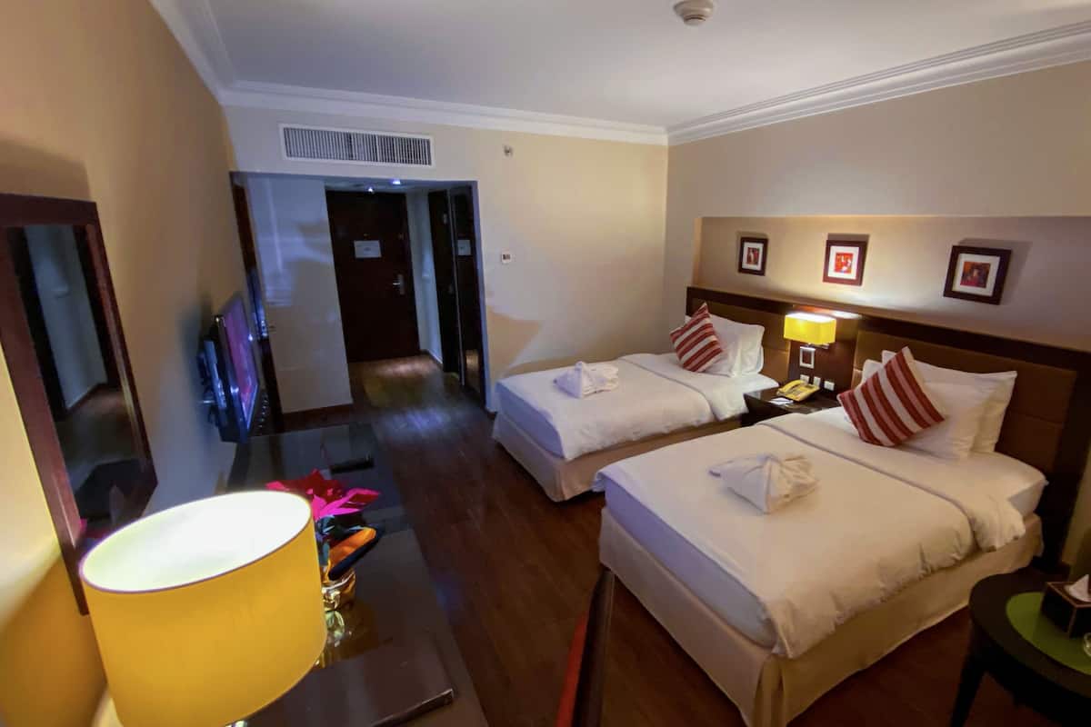 ميني بار وخزنة داخل الغرفة ومكتب وتجهيزات عازلة للصوت