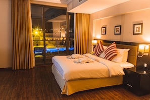 Standaard kamer | Een minibar, een kluis op de kamer, een bureau, geluiddichte muren