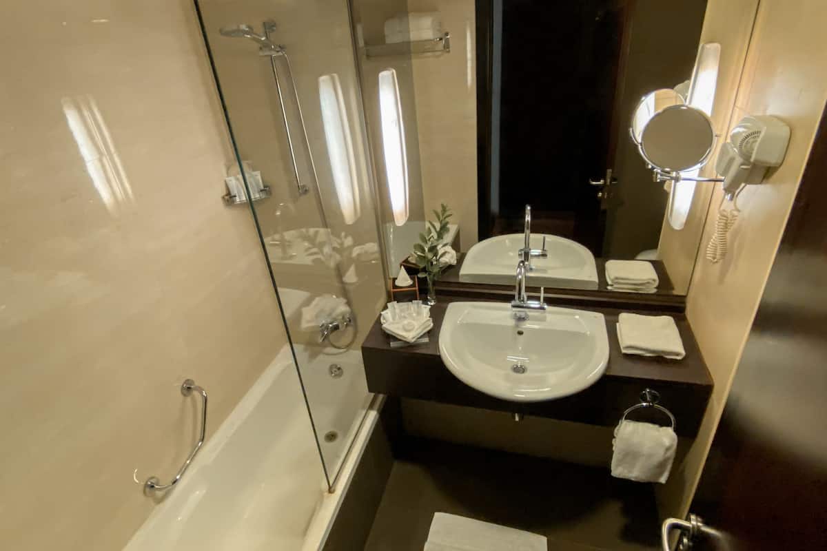 وحدات دش مع أحواض استحمام، دُش غزير، مستلزمات مجانية للعناية الشخصية