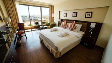 Deluxe Room, Pool View | Minibar, in-room safe, desk, soundproofing