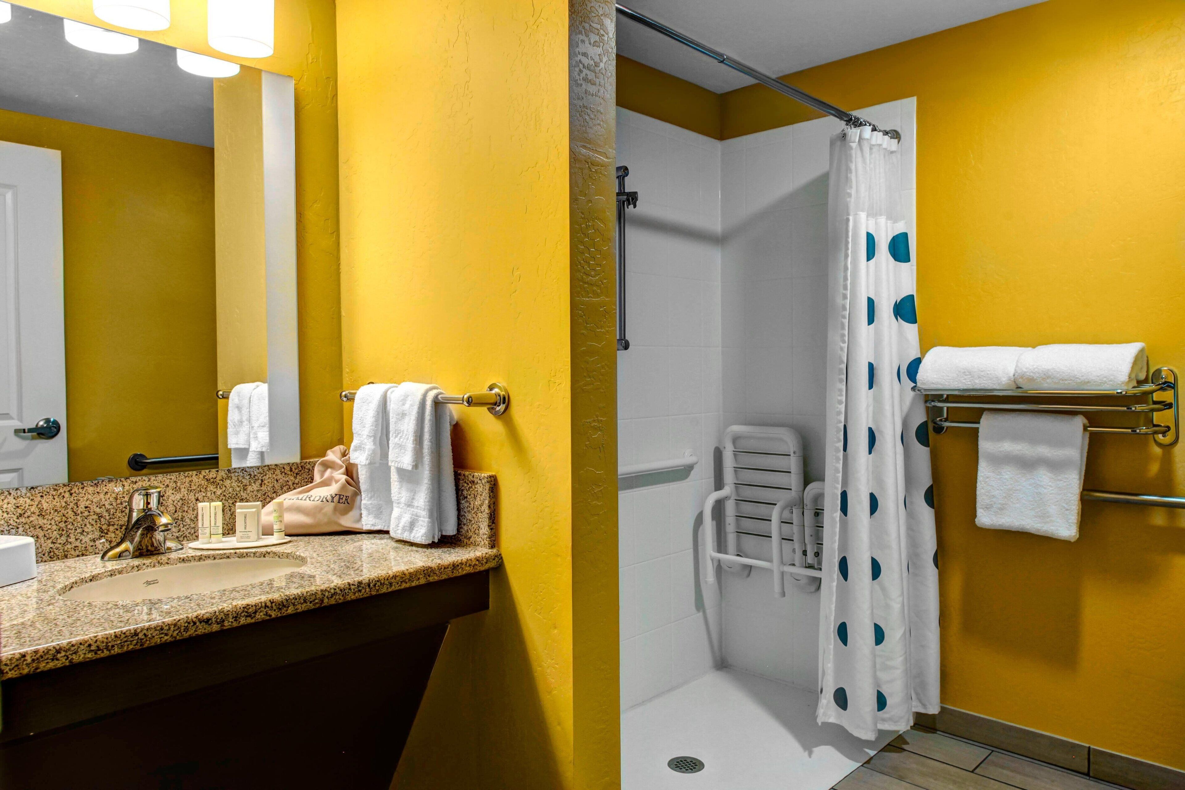 combined shower/bathtub, hair dryer, towels