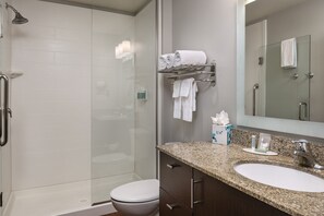 Een bad/douchecombinatie, een hydromassagedouche, een haardroger