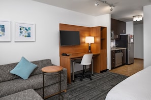 Full-sized fridge, microwave, stovetop, dishwasher - Towneplace Suites Salt Lake City-West Valley (West Valley City)
