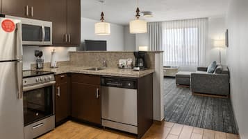 Full-size fridge, microwave, stovetop, dishwasher
