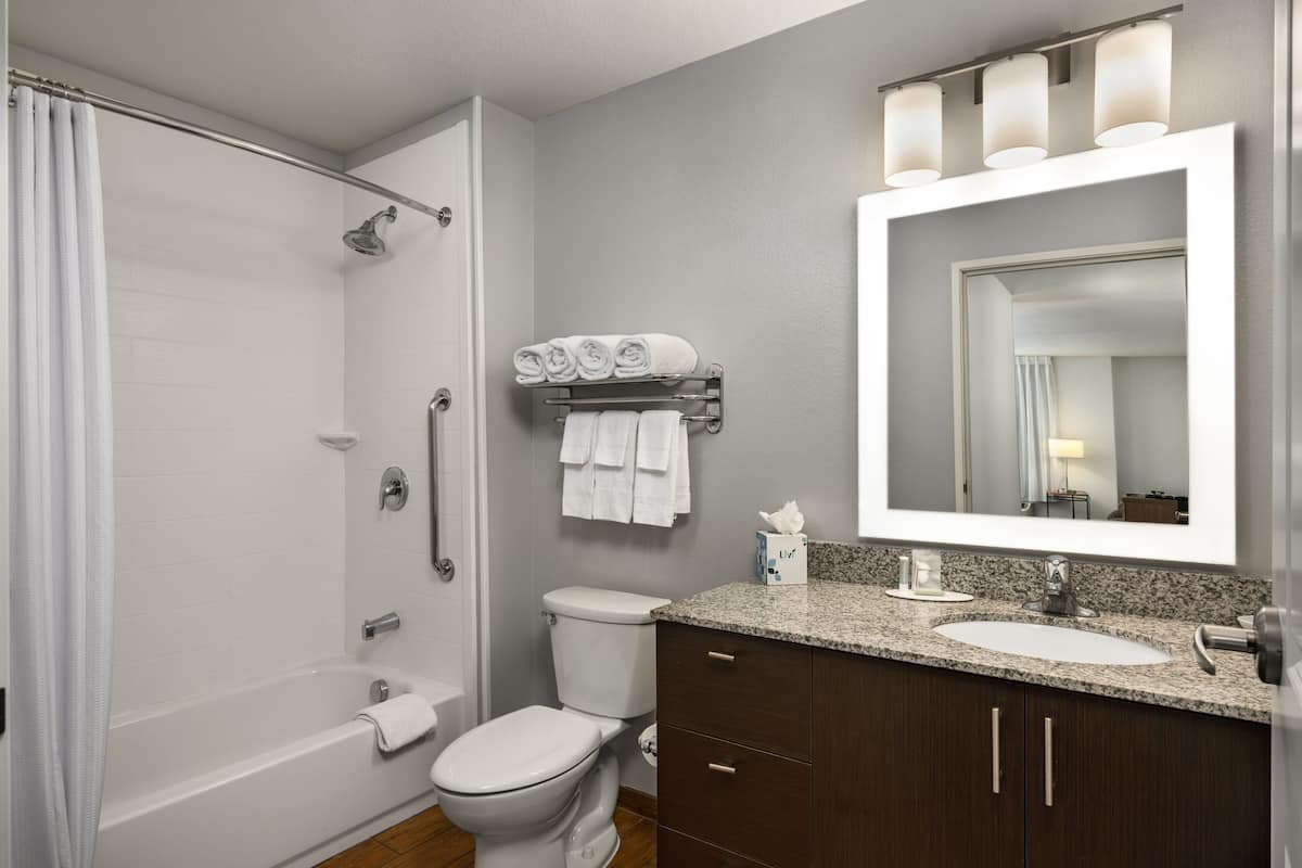 Combined shower/bathtub, hydromassage showerhead, hair dryer, towels