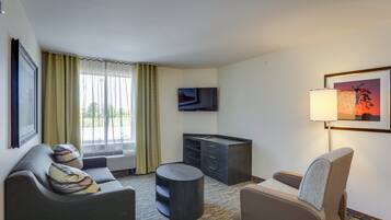 Luxe beddengoed, donzen dekbedden, Tempur Pedic-bedden, een bureau