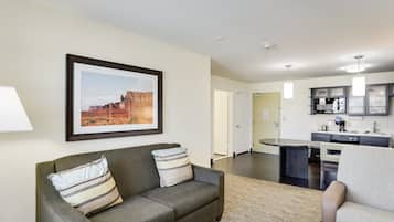 Luxe beddengoed, donzen dekbedden, Tempur Pedic-bedden, een bureau