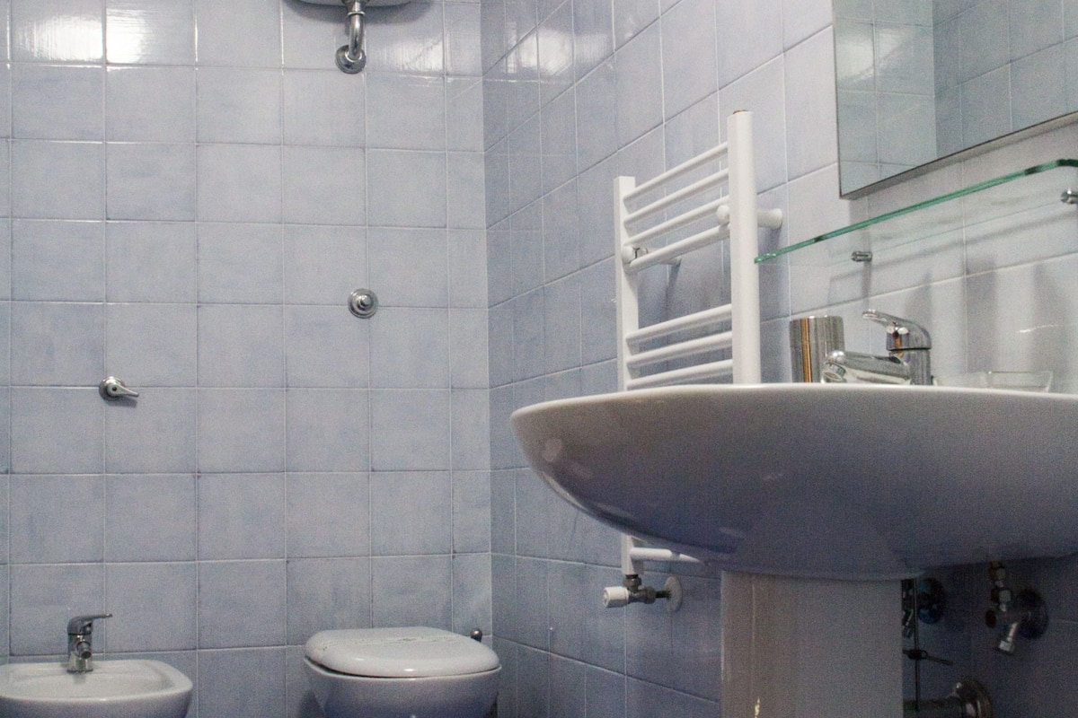 Douche, articles de toilette gratuits, sèche-cheveux