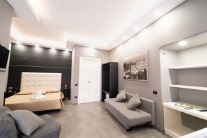 Premier Studio Suite, Courtyard View, Annex Building (Corso Umberto 311) | Desk, bed sheets - B&B Le 4 Stagioni by ClaPa Group Dislocated Hospitality (Naples)