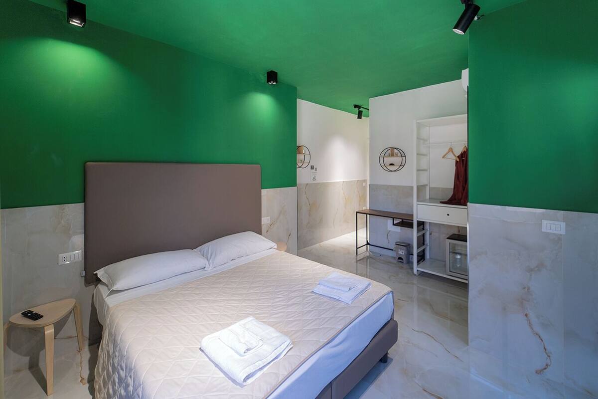 Chambre Standard, vue ville, dans les dépendances (Via A. De Gasperi 55) | Bureau, draps fournis