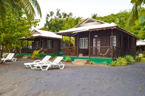 Escritorio, tabla de planchar con plancha y camas plegables/adicionales 