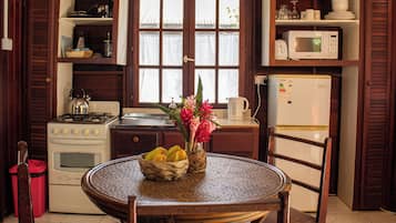Garden Cottage | Privát konyha | Nagyméretű hűtő/fagyasztó, mikrohullámú sütő, sütő és főzőlap