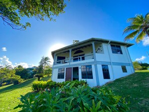 Deluxe-Ferienhaus, 2 Schlafzimmer, 2 Bäder, Meerblick | Terrasse/Patio