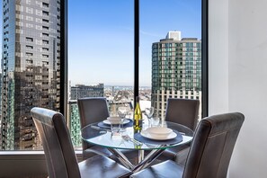 One Bedroom Apartment | In-room dining - Southbank Apartments - Freshwater Place (Southbank)