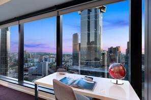 Căn hộ, 2 phòng ngủ | Khu phòng khách | TV màn hình phẳng 42-inch có truyền hình vệ tinh, TV 