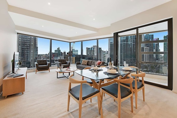 アパートメント 2 ベッドルーム | リビング エリア | 42 インチの薄型テレビ (衛星放送視聴可)、テレビ