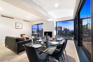 Apartment, 2 Schlafzimmer | Wohnbereich | 42-Zoll-Flachbildfernseher mit Satellitenempfang, Fernseher