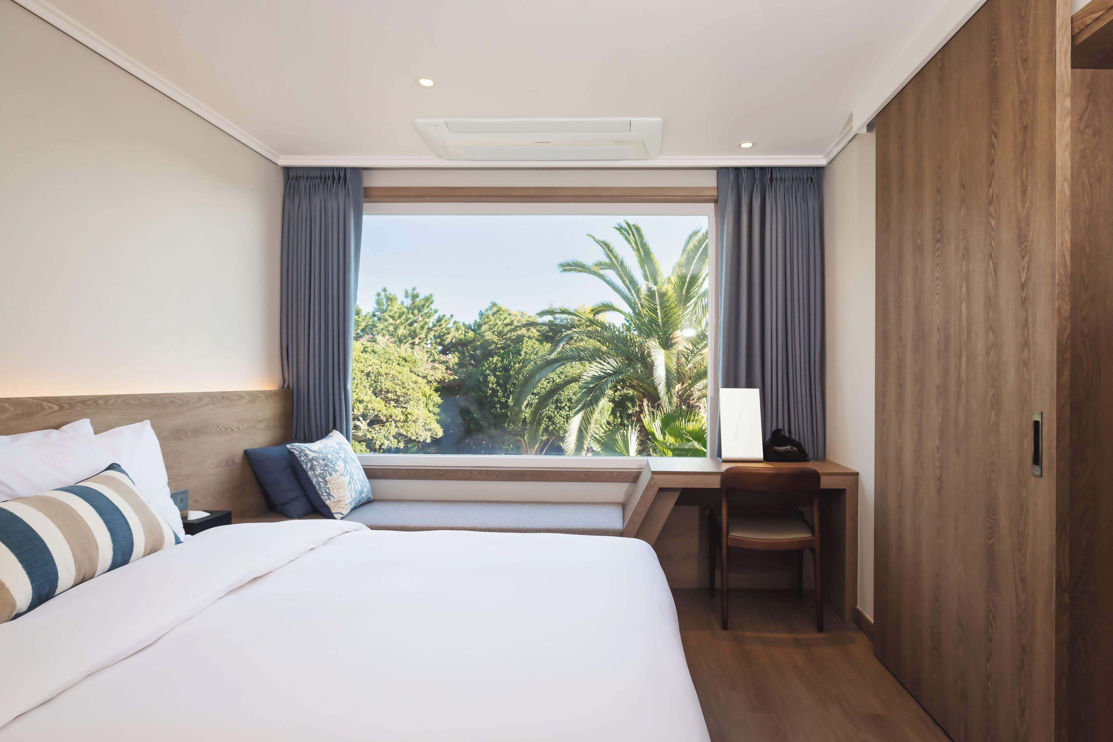 Free WiFi, bed sheets