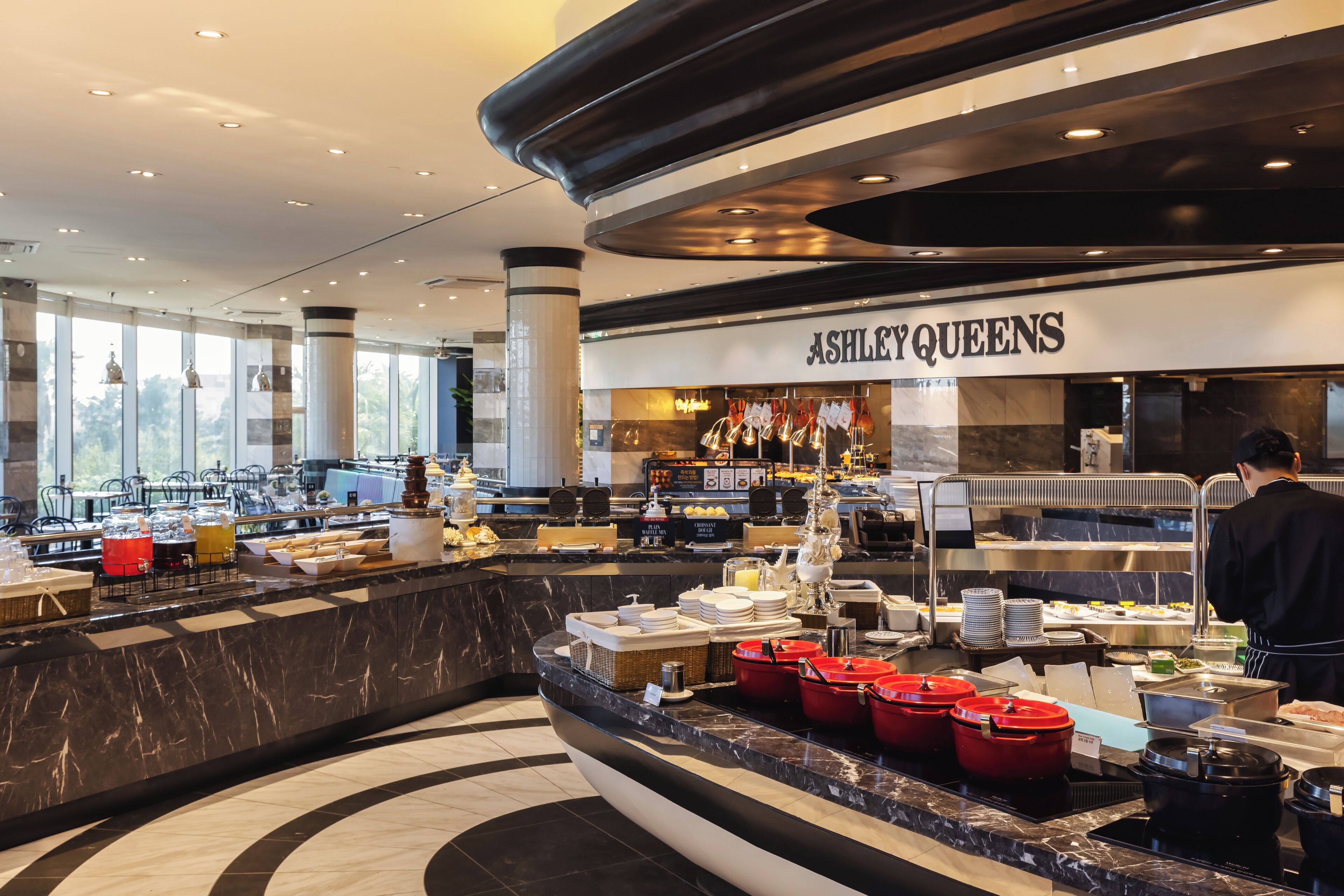 2 restaurants, breakfast, lunch, dinner served; barbecue 