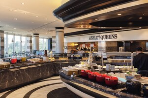 2 restaurantes; se sirve desayuno, almuerzo y cena; parrillada