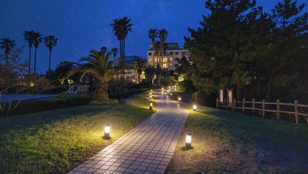 A nighttime pathway leading to a building with a starry sky above. - Kensington Resort Seogwipo (Seogwipo)