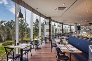 2 Restaurants; Frühstück, Mittagessen und Abendessen werden serviert