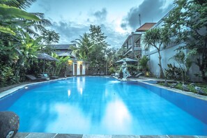 Una piscina al aire libre