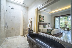 Junior Suite | Bathroom | Separate bathtub and shower, hair dryer, towels - Gita Maha Hotel (Ubud)